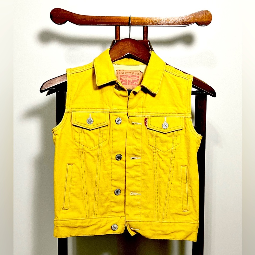 💛Levi’s Vest💛